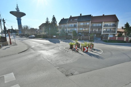 Kezdődik a végleges körforgalom kialakítása a Pozsonyi kanyarban